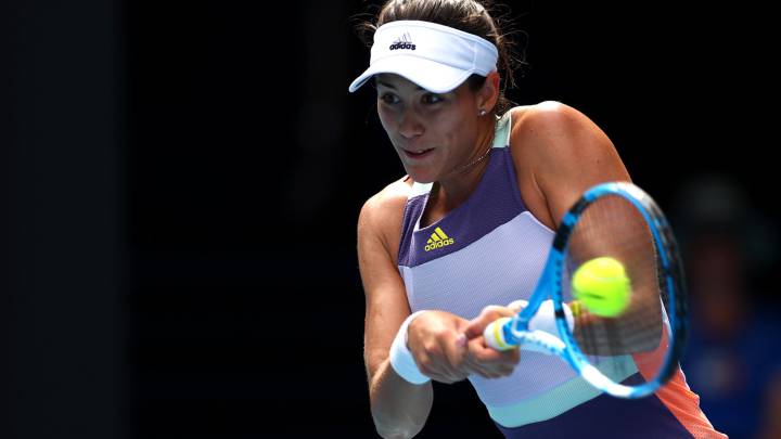Garbiñe Muguruza devuelve una bola ante Kiki Bertens en el Open de Australia.