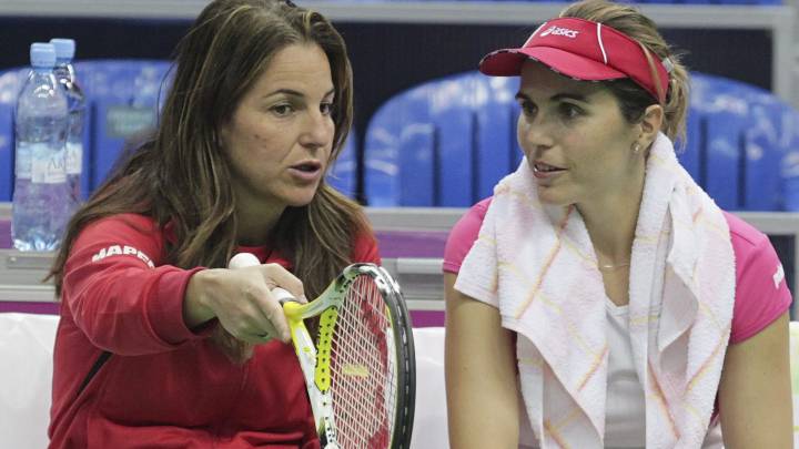 Arantxa Sánchez Vicario da instrucciones a la tenista María José Martínez Sánchez durante un entrenamiento del equipo español de Copa Federación en Moscú (Rusia).