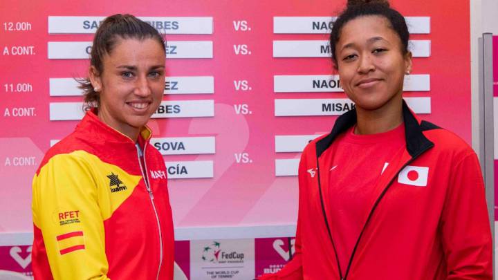 Sara Sorribes y Naomi Osaka se saludan tras el sorteo de los emparejamientos de la eliminatoria de playoffs de la Copa Federación entre España y Japón.