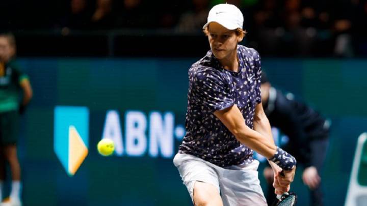 El tenista italiano Jannik Sinner devuelve una bola ante el belga David Goffin durante su partido en el ABN AMRO World Tennis de Rotterdam.