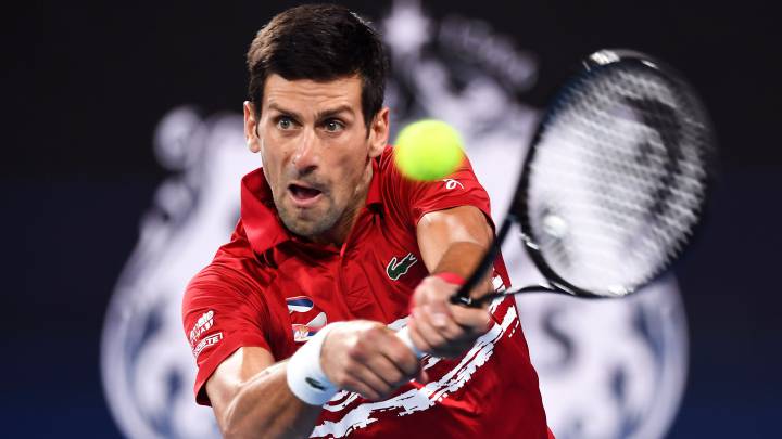 Novak Djokovic devuelve una bola ante Rafa Nadal durante la final de la ATP Cup.