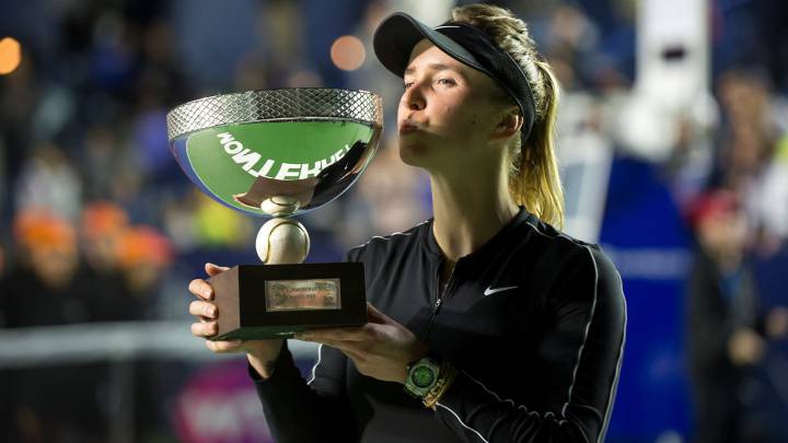 La tenista ucraniana Elina Svitolina besa el trofeo de campeona tras vencer a la checa Marie Bouzkova en la final del Abierto de Tenis de Monterrey (México).