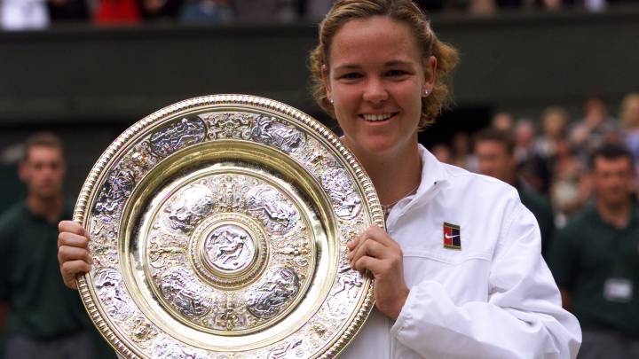 Lindsay Davenport posa con el título de campeona de Wimbledon en 1999.