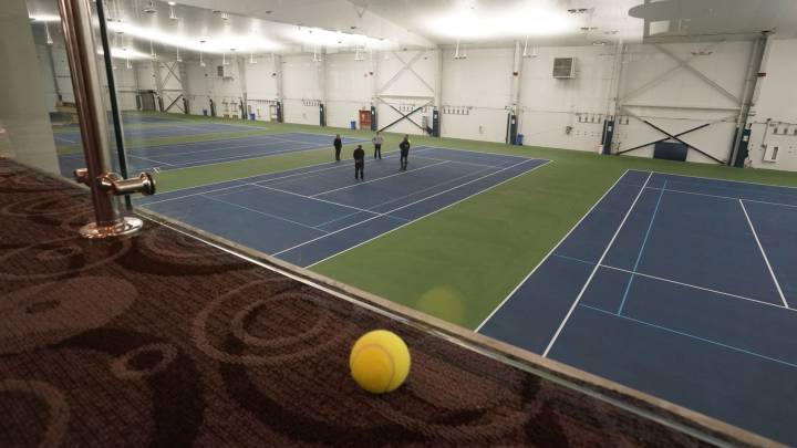 Imagen de las pistas cubiertas de entrenamiento del USTA Billie Jean King National Tennis, sede US Open, que albergarán un hospital de campaña para atender a los pacientes con coronavirus de Nueva York.