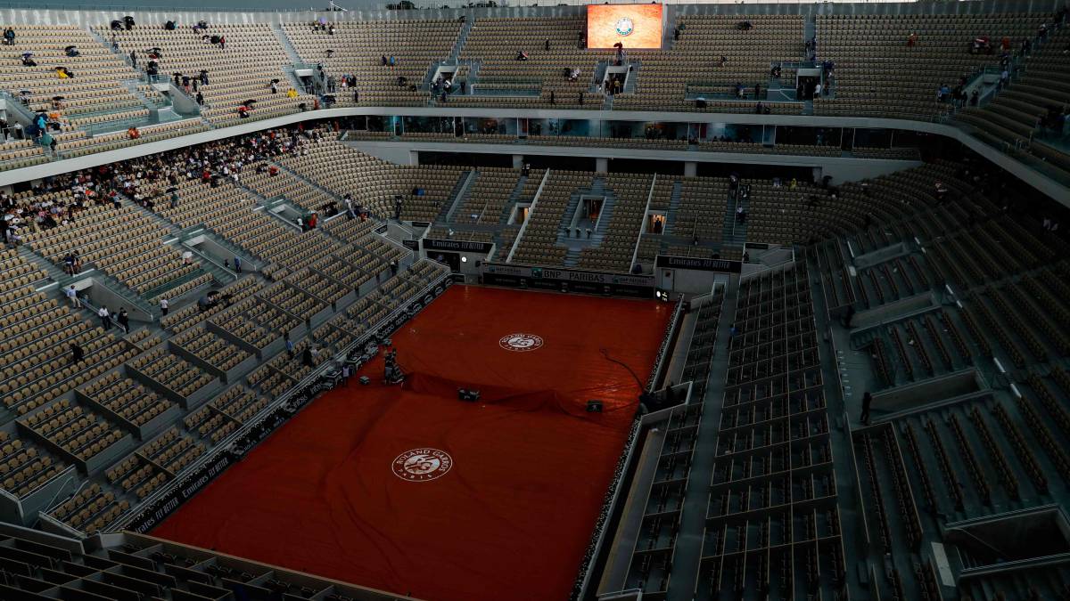 Imagen de la pista Philippe Chatrier tras la suspensión por la lluvia del partido entre Rafa Nadal y Kei Nishikori en Roland Garros 2019.