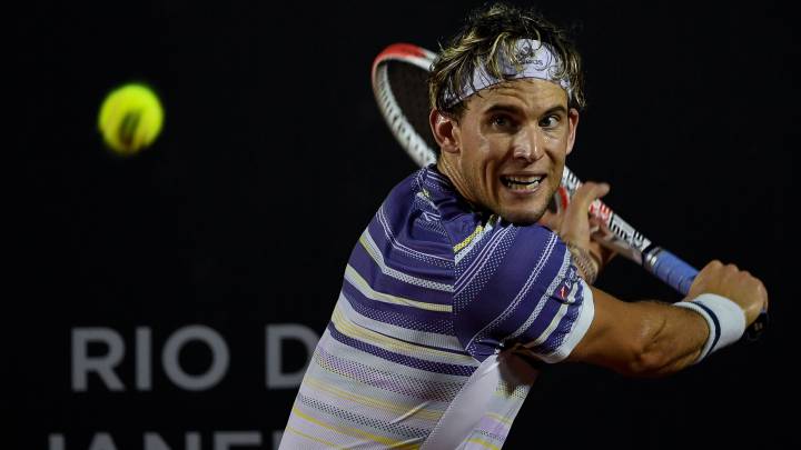 Dominic Thiem devuelve una bola ante Felipe Meligeni durante su partido en el Río Open.