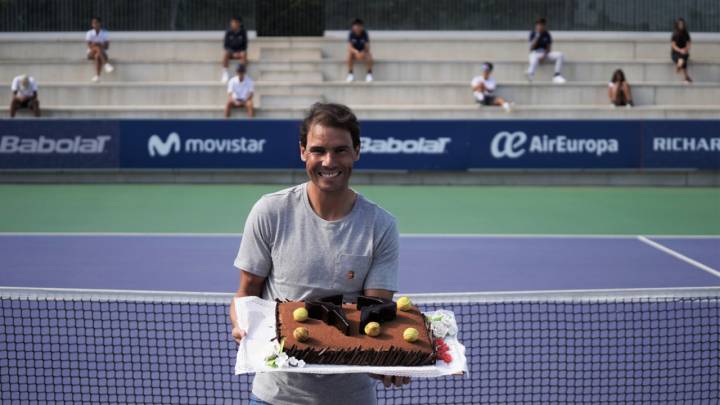 Rafa Nadal posa con la tarta de su 34 cumpleaños en la Rafa Nadal Academy de Manacor.