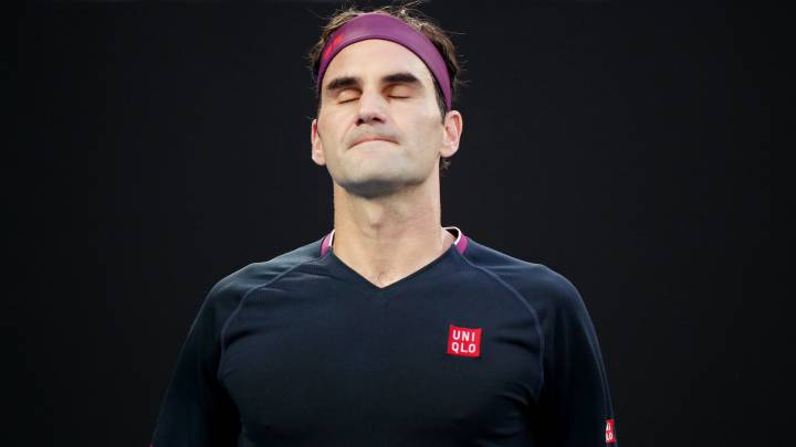Roger Federer se lamenta durante su partido ante Novak Djokovic en el Open de Australia 2020.