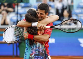 Abrazos, palmadas y poca distancia en la gira de Djokovic
