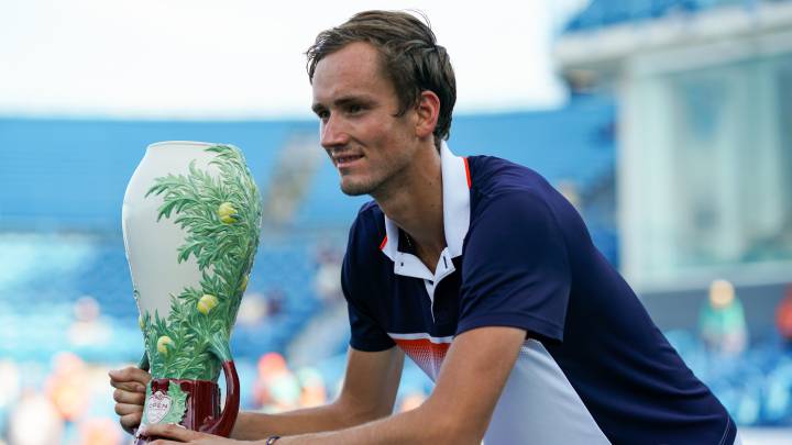 Daniil Medvedev posa con la Rookwood Cup como campeón del Western and Southern Open, el Masters 1.000 de Cincinnati, en 2019.