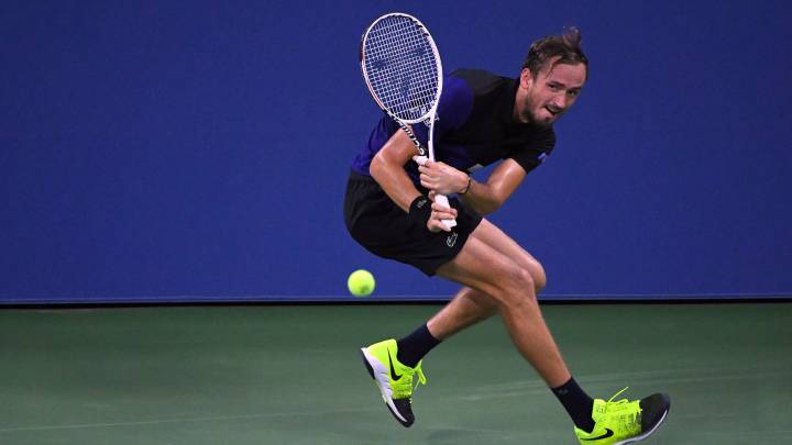 Daniil Medvedev devuelve una bola ante Christopher O'Connell durante su partido de segunda ronda del US Open en el USTA Billie Jean King National Tennis Center de Nueva York.