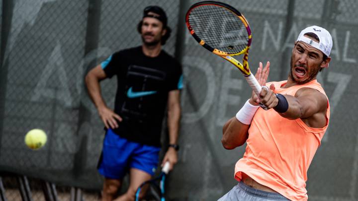 Rafa Nadal y Carlos Moyá, durante un entrenamiento con Grigor Dimitrov en la Rafa Nadal Academy de Manacor.