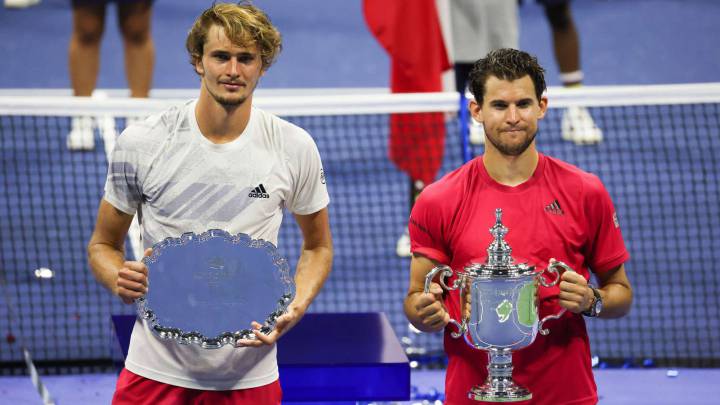 Alexander Zverev y Dominic Thiem posan con los torneos de subcampeón y campeón respectivamente tras la final del US Open 2020.
