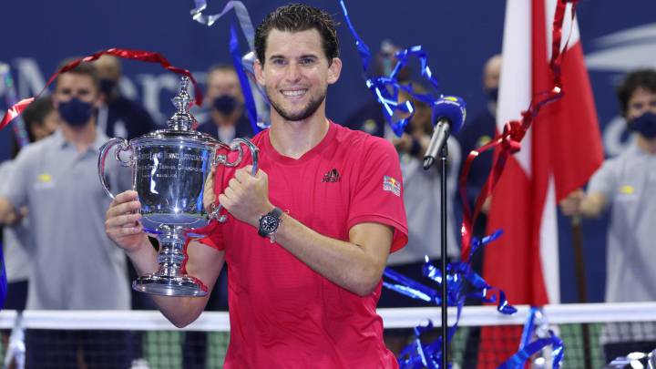 Dominic Thiem posa con el trofeo de campeón del US Open tras derrotar en la final a Alexander Zverev.