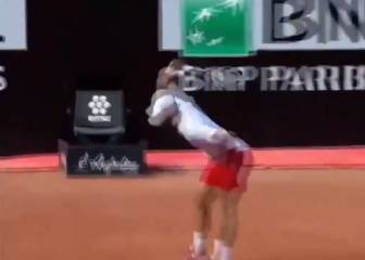 Tras el pelotazo a la jueza, esto: Djokovic y sus serios problemas de autocontrol