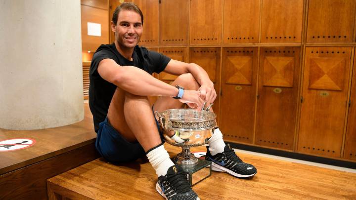 Nadal con el Trofeo de Roland Garros.