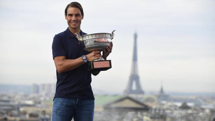 Rafa Nadal posa con el trofeo de campeón de Roland Garros en la azotea de la Galerie Lafayette con la Torre Eiffel de fondo.
