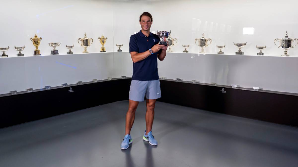 Nadal lleva el trofeo de Roland Garros a su Academy.