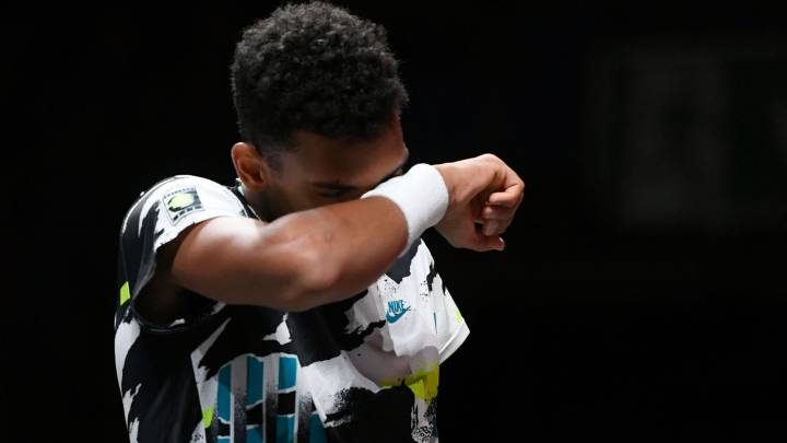 Felix Auger-Aliassime se lamenta durante su partido ante Alexander Zverev en la final del Bett1Hulks Indoors en el Lanxess Arena de Colonia.