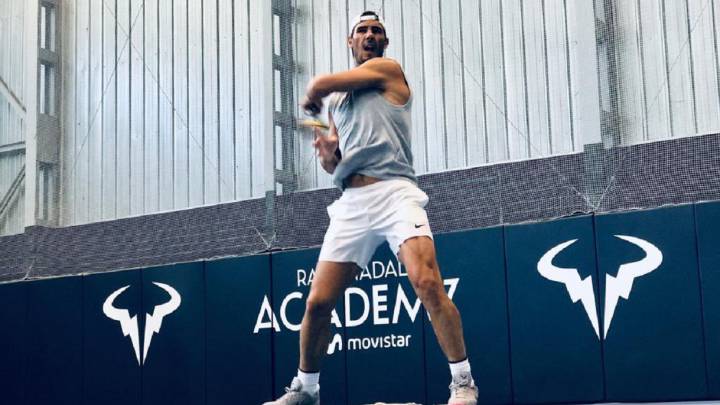 Rafa Nadal devuelve una bola durante un entrenamiento en la Rafa Nadal Academy, donde está preparando el Masters 1.000 de París y las Nitto ATP Finals.