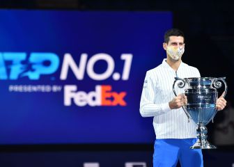 Djokovic recibe el trofeo de número uno que le pone a la altura de Pete Sampras
