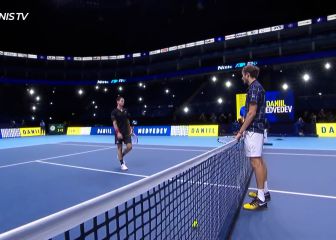 Gana el mejor título de su vida y Medvedev celebra así...
