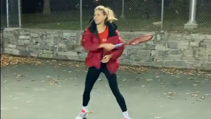 La tenista canadiense Eugenie Bouchard entrena con una chaqueta sobre una pista de tenis exterior en Canadá.