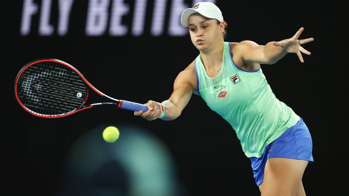 Ashleigh Barty devuelve una bola durante su partido ante Alison Riske en el Open de Australia 2020.