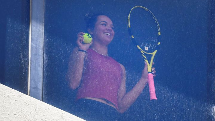 Una jugadora, con su raqueta y una pelota mientras permanece encerrada en su habitación durante la cuarentena previa al Open de Australia en Melbourne.