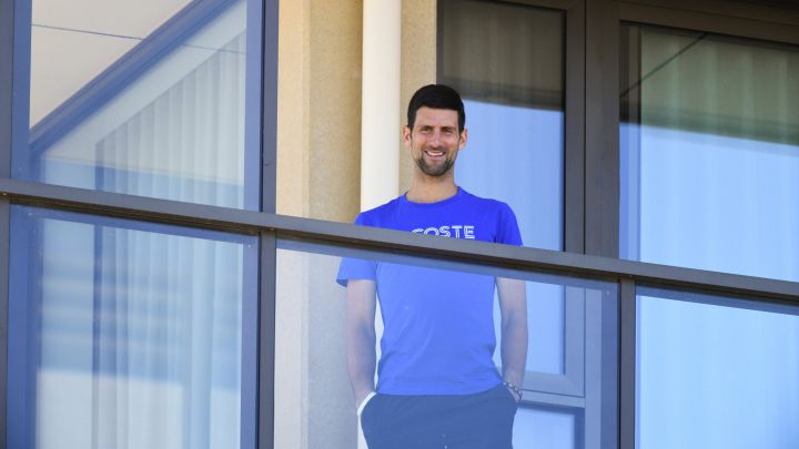 Novak Djokovic posa en la terraza de su habitación durante la cuarentena previa al Open de Australia.