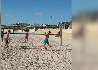 Djokovic se pasa al fútbol playa y descubre que imitar a Ronaldinho en la arena tiene su precio