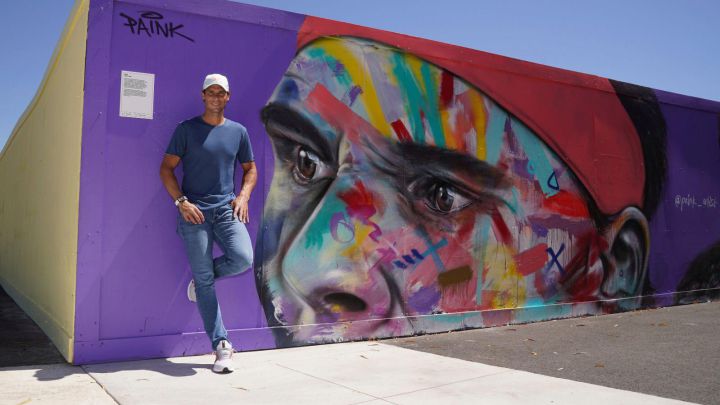 Rafa Nadal, junto a un mural con su rostro.