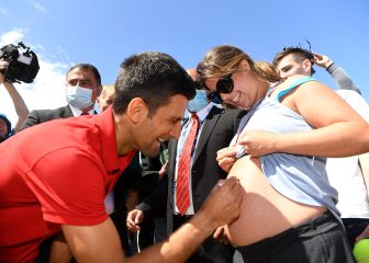 Un autógrafo de Djokovic en el vientre de una embarazada