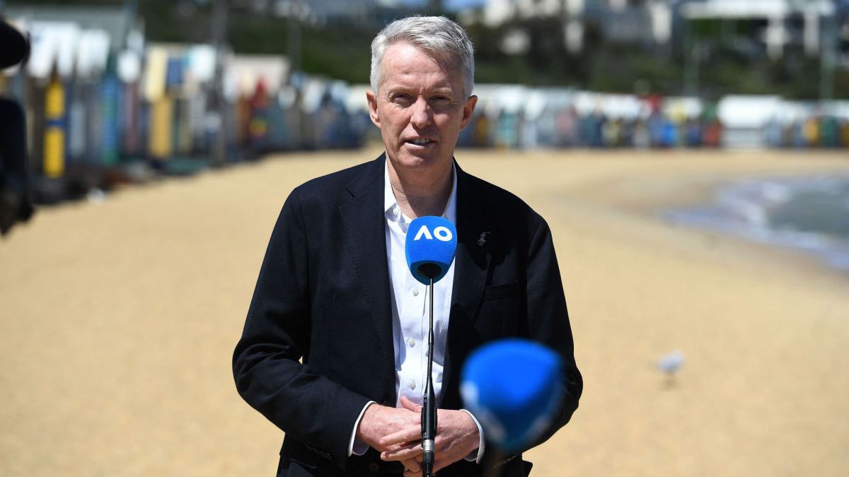 Craig Tiley atiende a los periodistas a la conclusión del Open de Australia 2021.