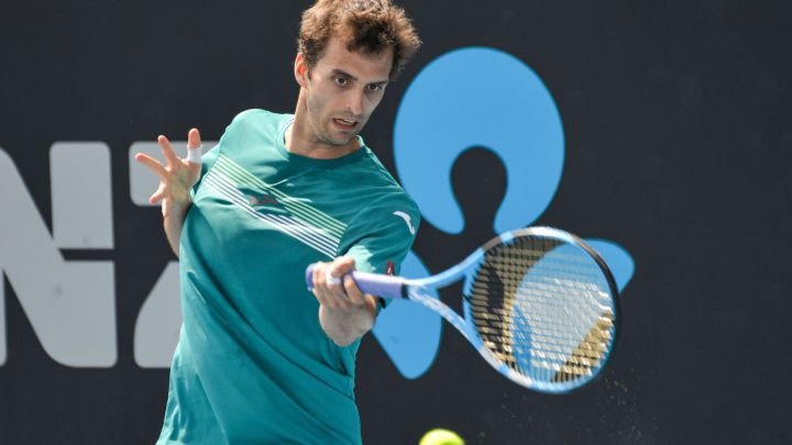Albert Ramos devuelve una bola durante su partido ante Tommy Paul en el Torneo de Adeialda de 2020.