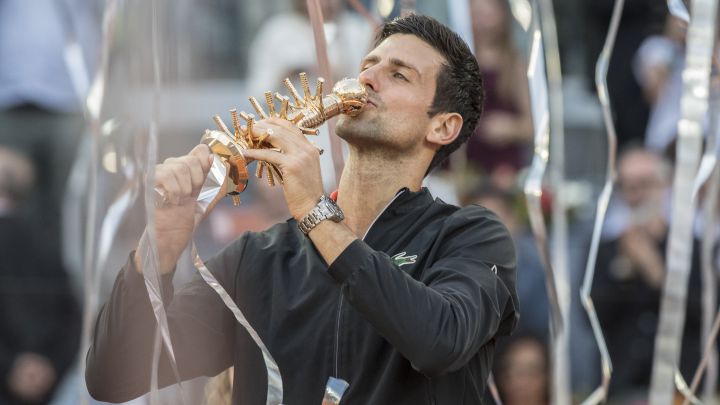 Novak Djokovic besa el trofeo de campeón del Mutua Madrid Open 2019.