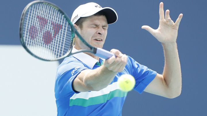 Hubert Hurkacz golpea una bola con los ojos cerrados durante su partido ante Jannik Sinner en la final del Miami Open en el Hard Rock Stadium de Miami Gardens, Florida.