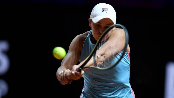 Ashleigh Barty devuelve una bola durante su partido ante Laura Siegemund en el Women's Tennis Grand Prix WTA 500 tournament de Stuttgart.