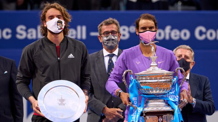 Stefanos Tsitsipas y Rafa Nadal posan en la entrega de trofeos del Barcelona Open Banc Sabadell 2021, el Torneo Conde de Godó.