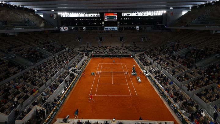 Imagen de la pista Philippe Chatrier durante la final de Roland Garros 2020 entre Novak Djokovic y Rafa Nadal.