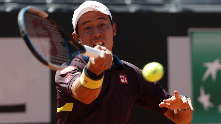 Kei Nishikori devuelve una bola durante su partido ante Fabio Fognini en el Masters 1.000 de Roma.