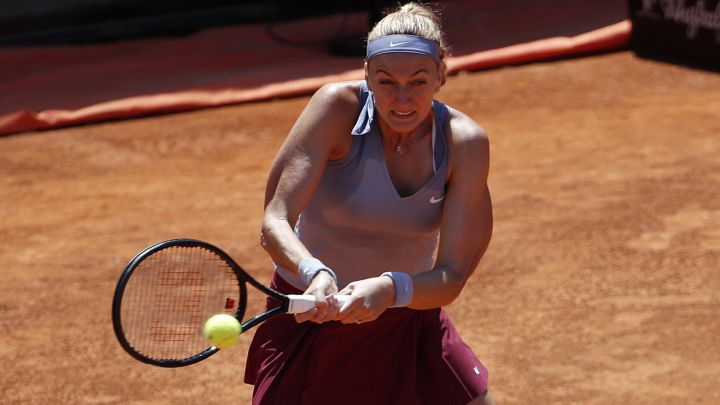 Petra Kvitova devuelve una bola durante su partido ante Magda Linette en el WTA 1.000 de Roma.