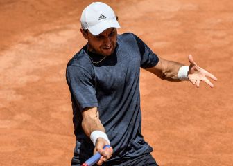 Medvedev sigue peleado con la arcilla y cae ante Karatsev