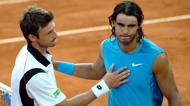 Juan Carlos Ferrero saluda a Rafa Nadal tras ganarle en su partido de segunda ronda del Masters 1.000 de Roma de 2008.