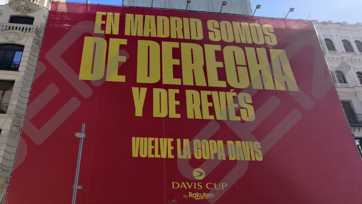 Cartel promocional de la Copa Davis en la Gran Vía con el eslogan \