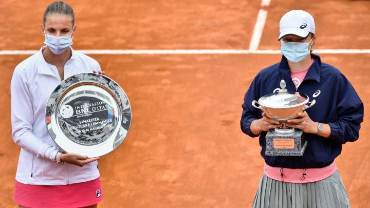 Karolina Pliskova e Iga Swiatek posan con sus trofeos de finalista y campeona tras la final del WTA 1.000 de Roma 2021.