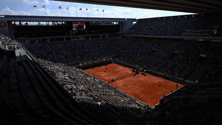 Imagen de la pista Philippe Chatrier durante el partido de semifinales femenino entre Maria Sakkari y Barbora Krejcikova en Roland Garros 2021.