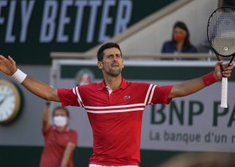 Djokovic tira de épica, remonta y gana Roland Garros