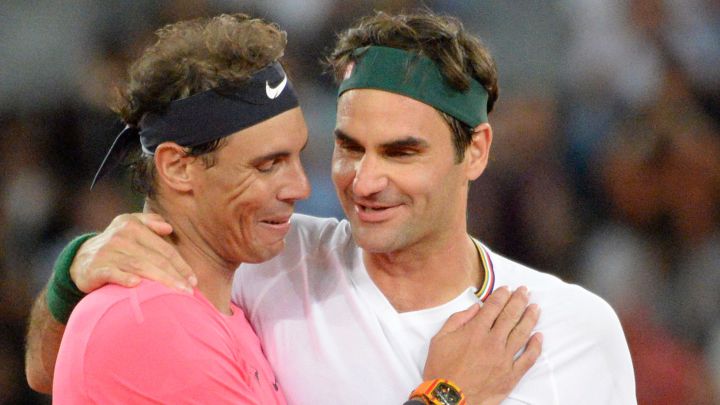 Roger Federer y Rafa Nadal se saludan tras su partido de exhibición The Match in Africa en el Cape Town Stadium de Ciudad del Cabo en febrero de 2020.