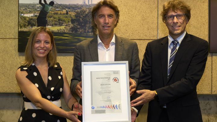 Lourdes Carabias (directora de operaciones de SGS), Gerard Tsobanian (presidente y CEO de MTP) y Roberto Camacho (director comercial de SGS) posan con el certificado de gestión sostenible concedido a Madrid Trophy Promotions.